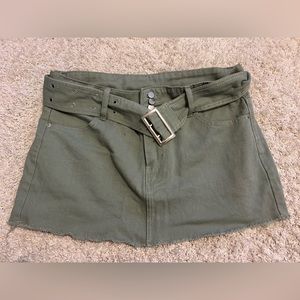 This cute green skirt is at its lowest price! It’s a chic and trendy skirt!!